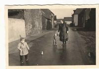 Dezember 1955 mit Oma auf der Schallenstr., links heutige Hausnr. 32