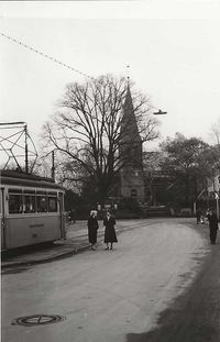 Kirche Baumberg mit Endhaltestelle Stra&szlig;enbahn nach Monheim